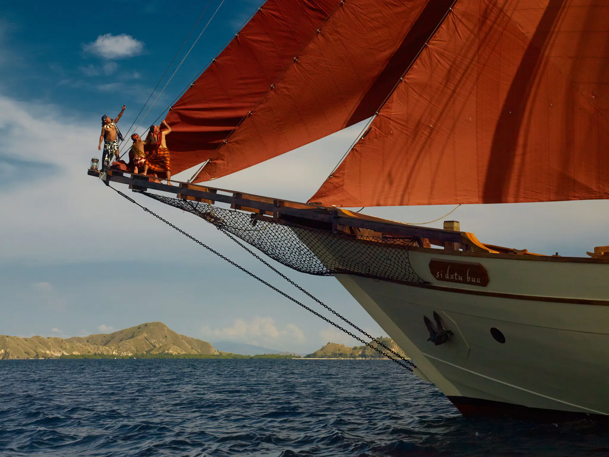 Si Datu Bua Traditional Sailing Yacht | Crew raising traditional red sails