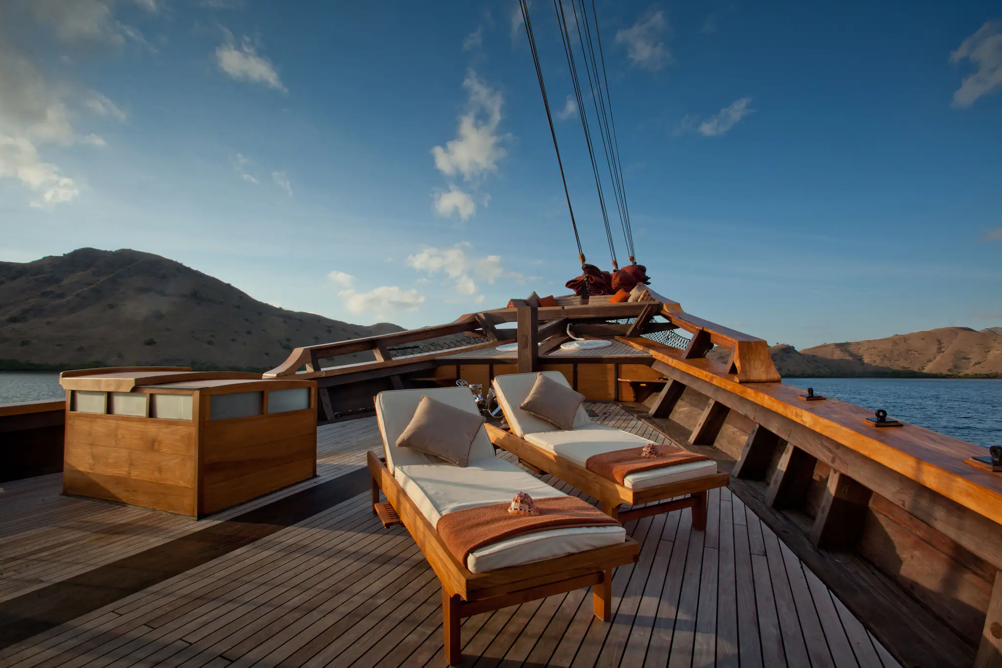 Si Datu Bua Traditional Sailing Yacht | Bow lounge with ocean views