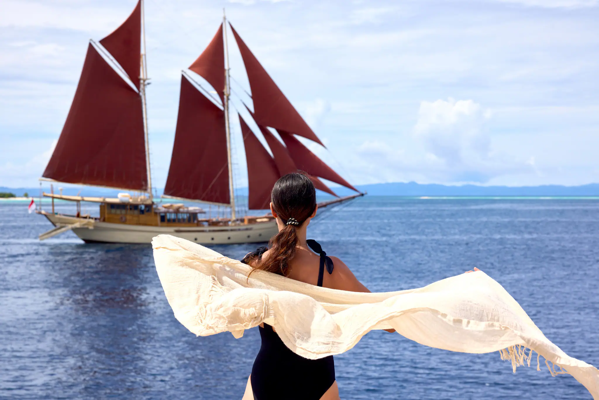 Si Datu Bua Traditional Sailing Yacht | Guest admiring sailing yacht views