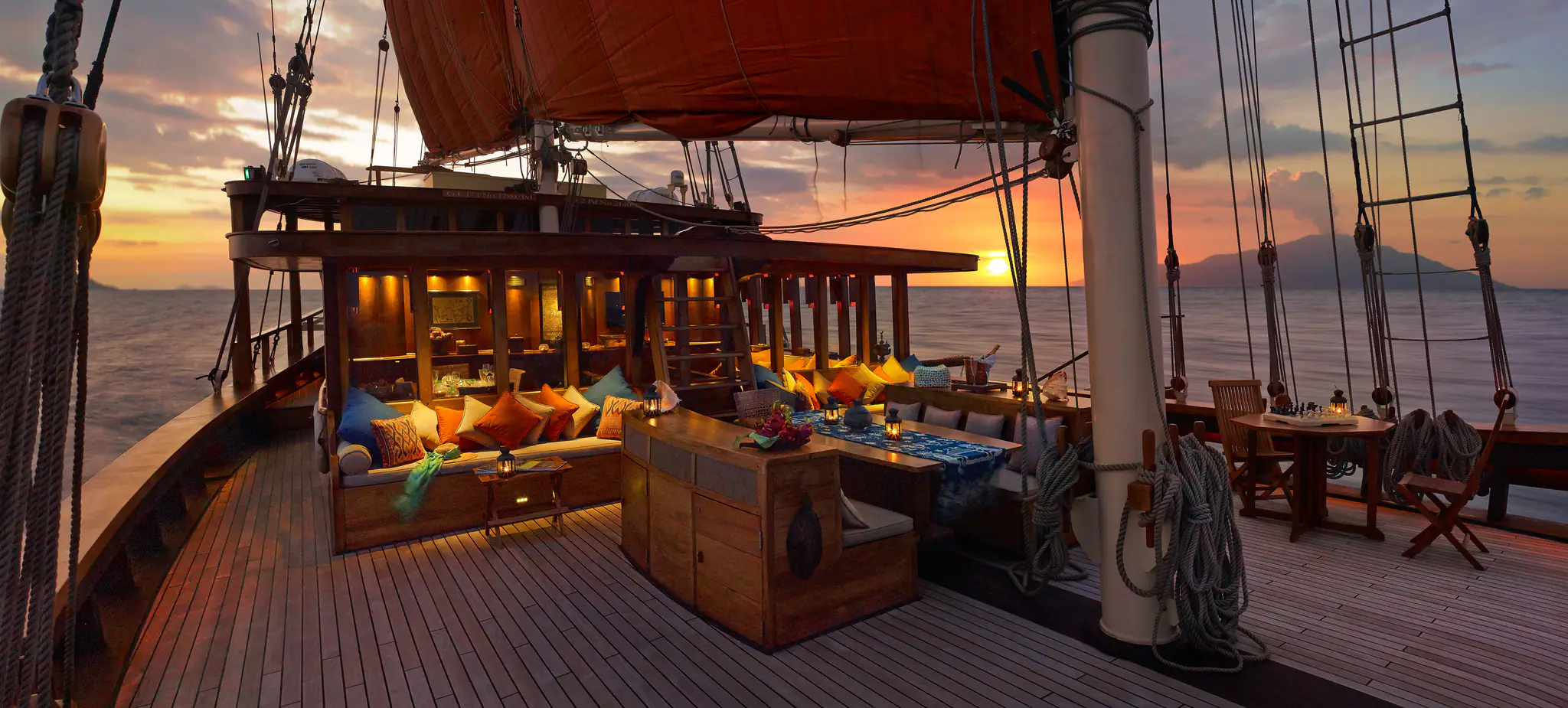 Si Datu Bua Traditional Sailing Yacht | Bow lounge with ocean views