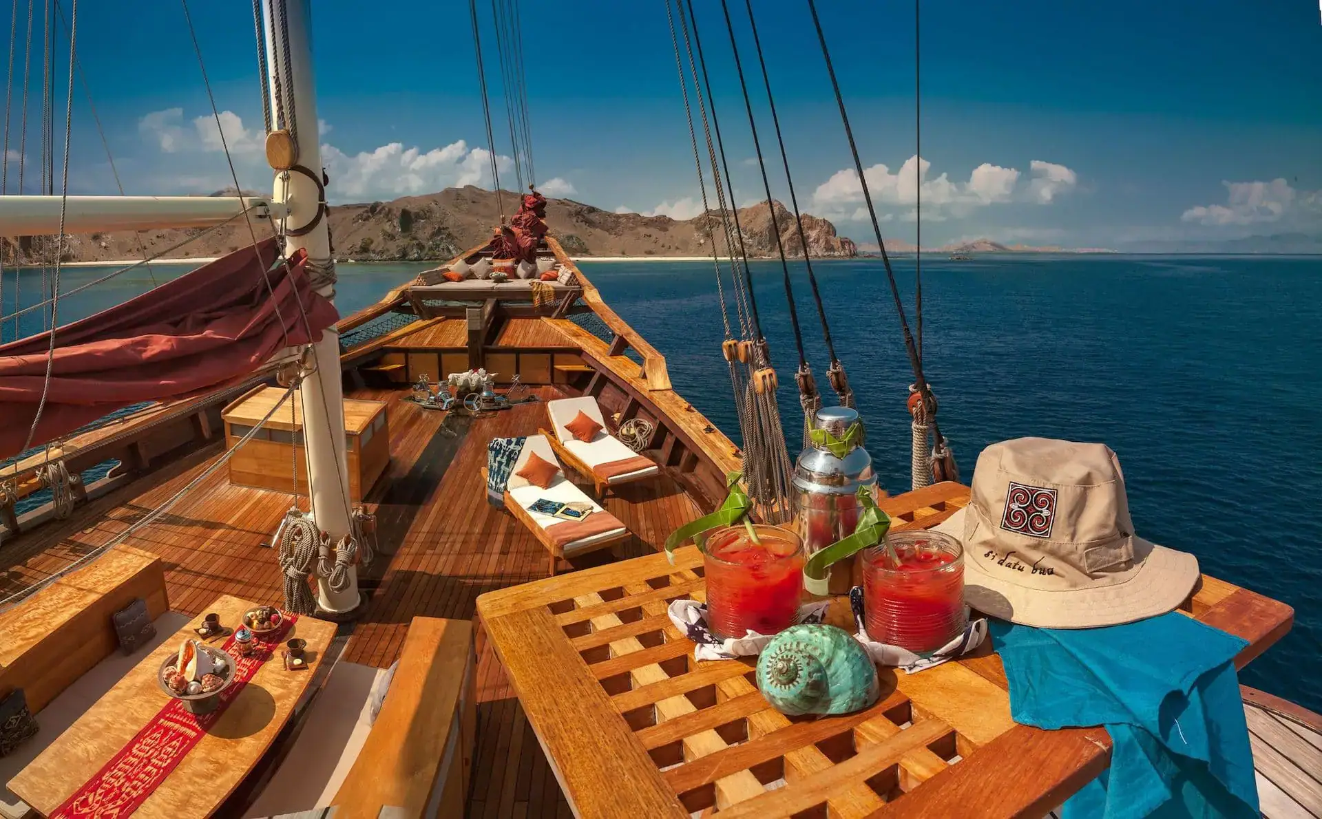 Si Datu Bua Traditional Sailing Yacht | Bow lounge with ocean views