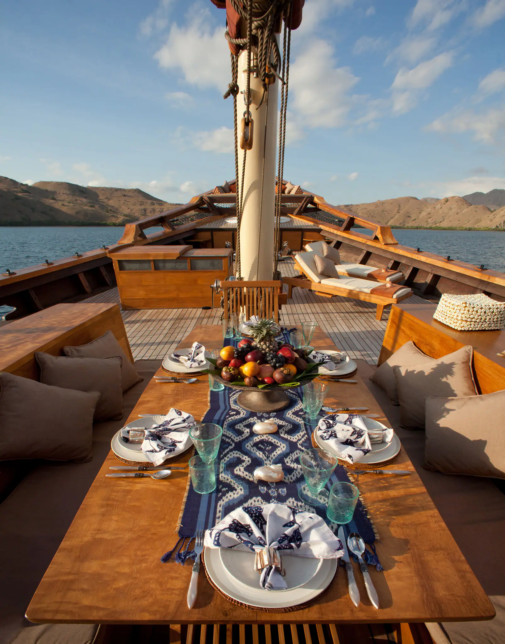 Si Datu Bua Traditional Sailing Yacht | Alfresco dining on teak deck