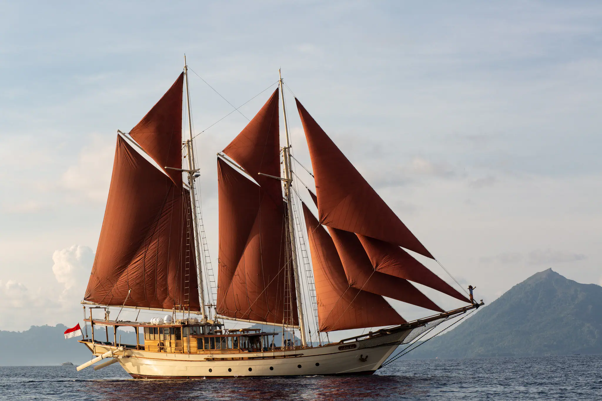 Si Datu Bua Traditional Sailing Yacht | Bow lounge with ocean views