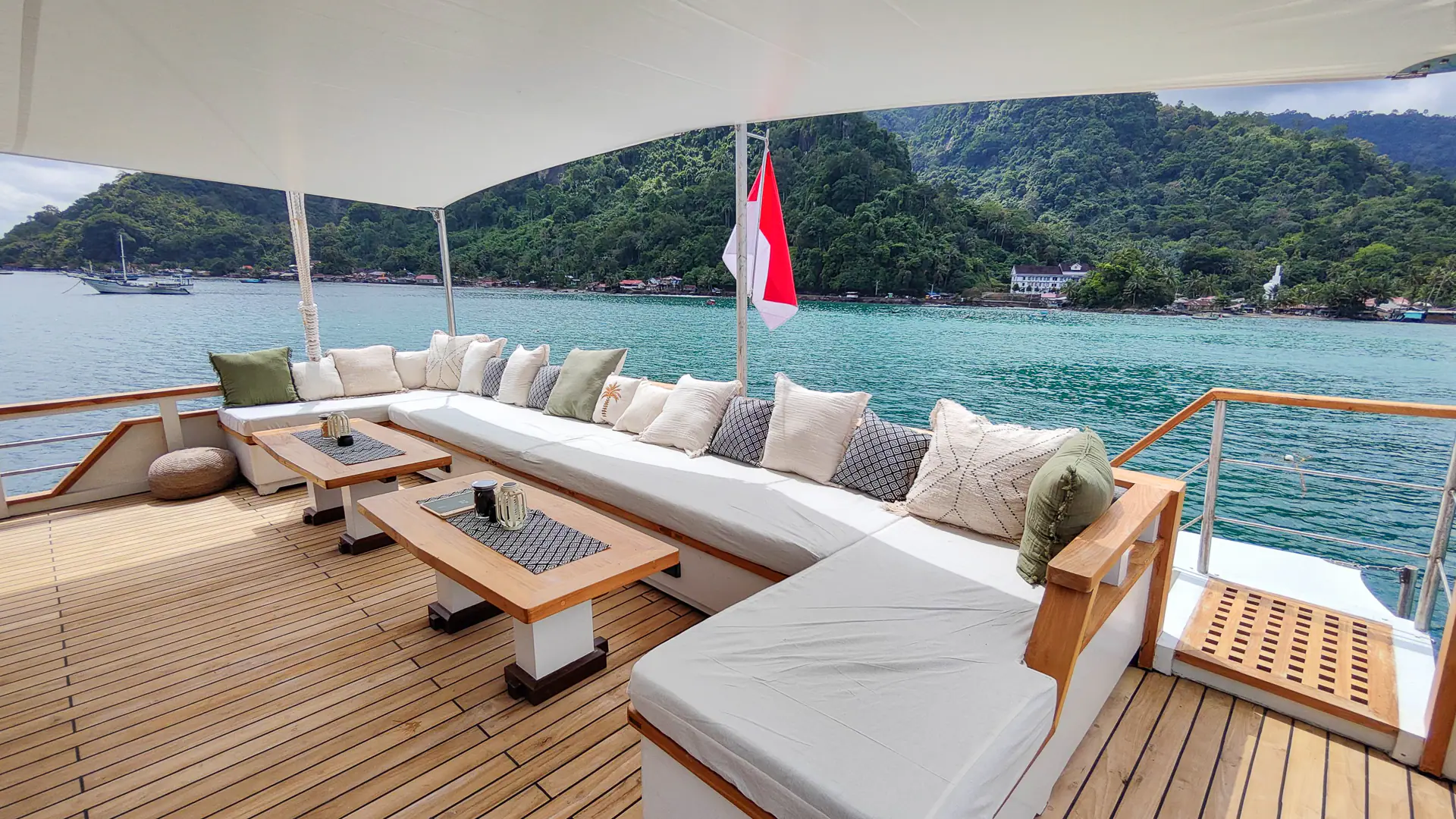 Siloina Phinisi Sailing Yacht | Private aft deck