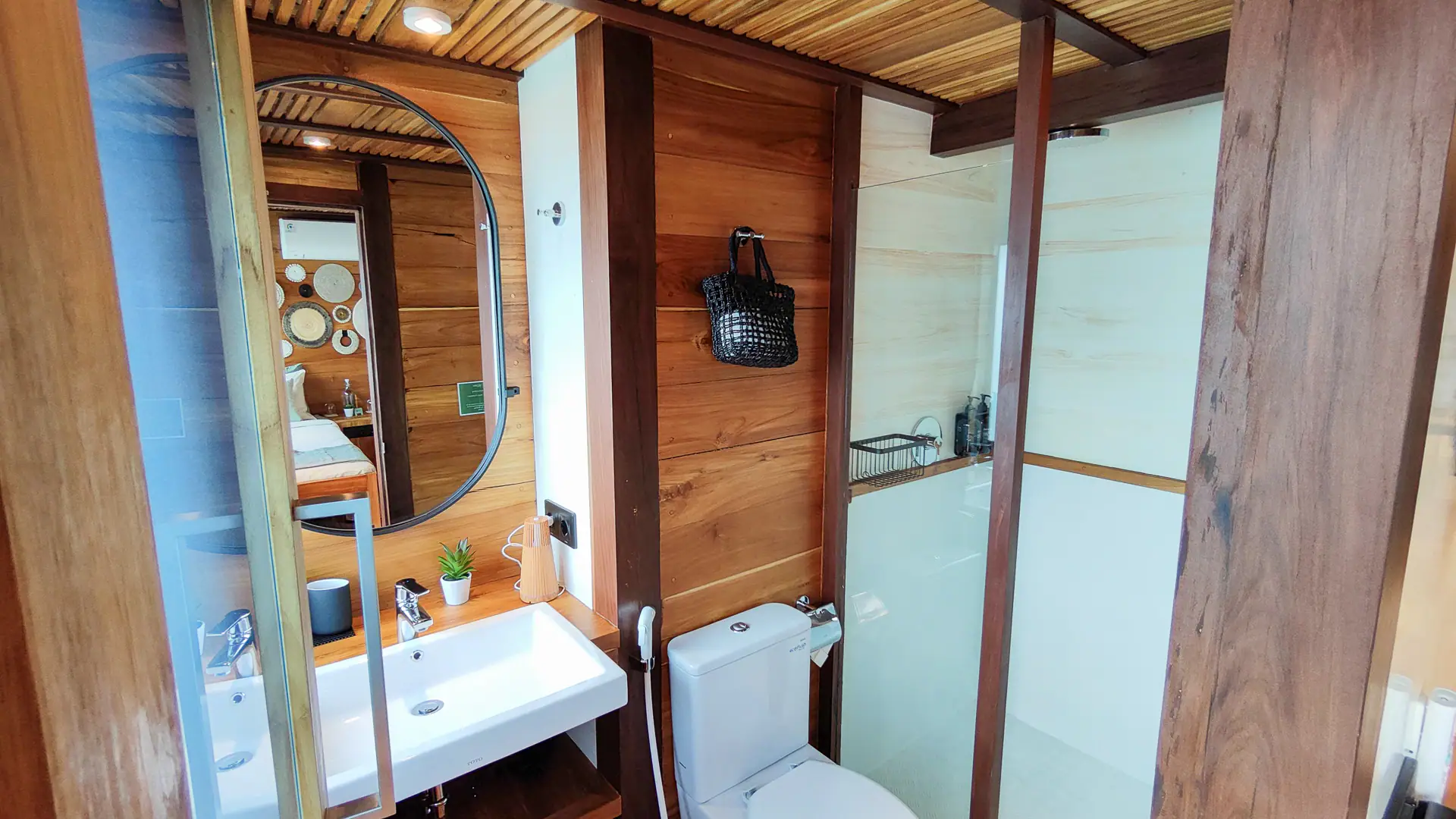 Siloina Phinisi Sailing Yacht | Elegant Bathroom aboard Siloina