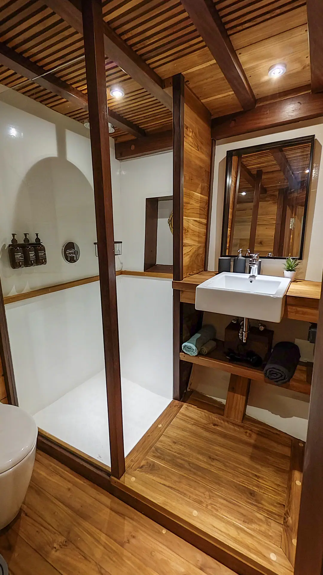 Siloina Phinisi Sailing Yacht | Guest Stateroom Elegant Bathroom