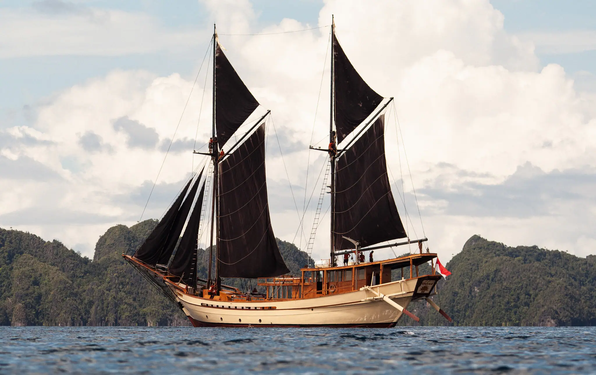 Silolona Heritage Sailing Yacht | Sailing through tropical waters