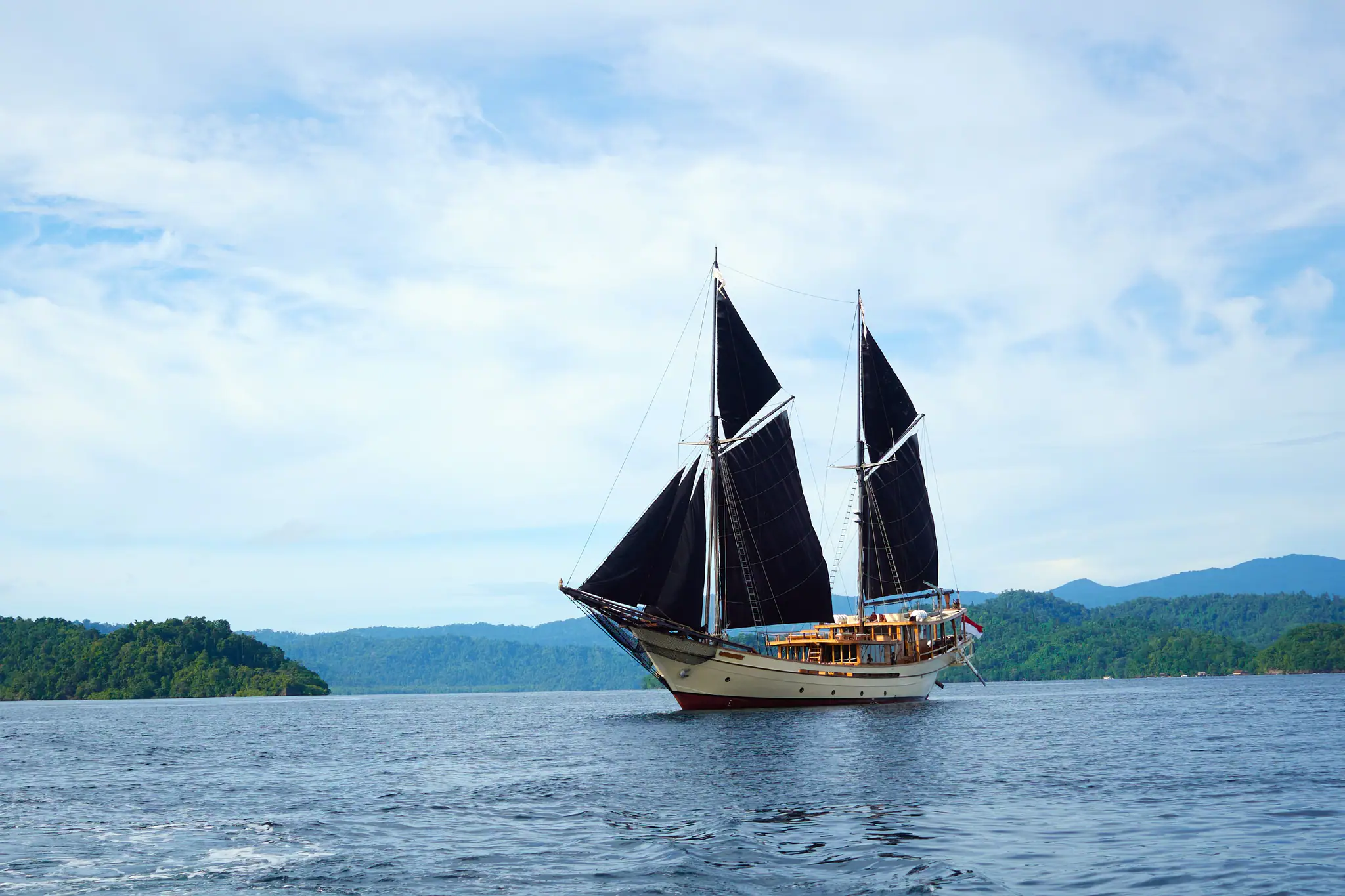 Silolona Heritage Sailing Yacht | Sailing through tropical waters