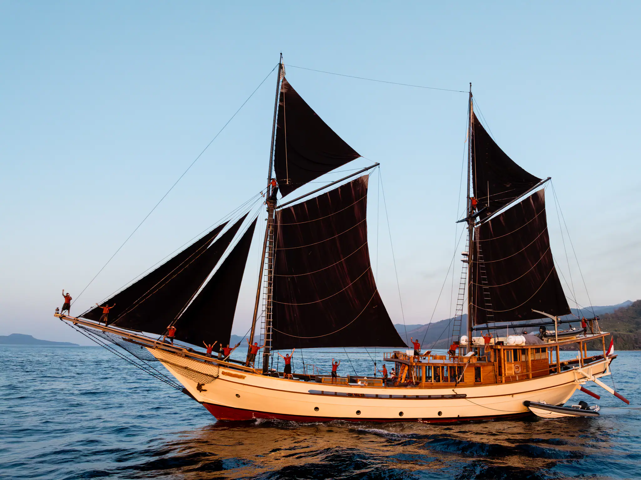 Silolona Heritage Sailing Yacht | Sailing through tropical waters