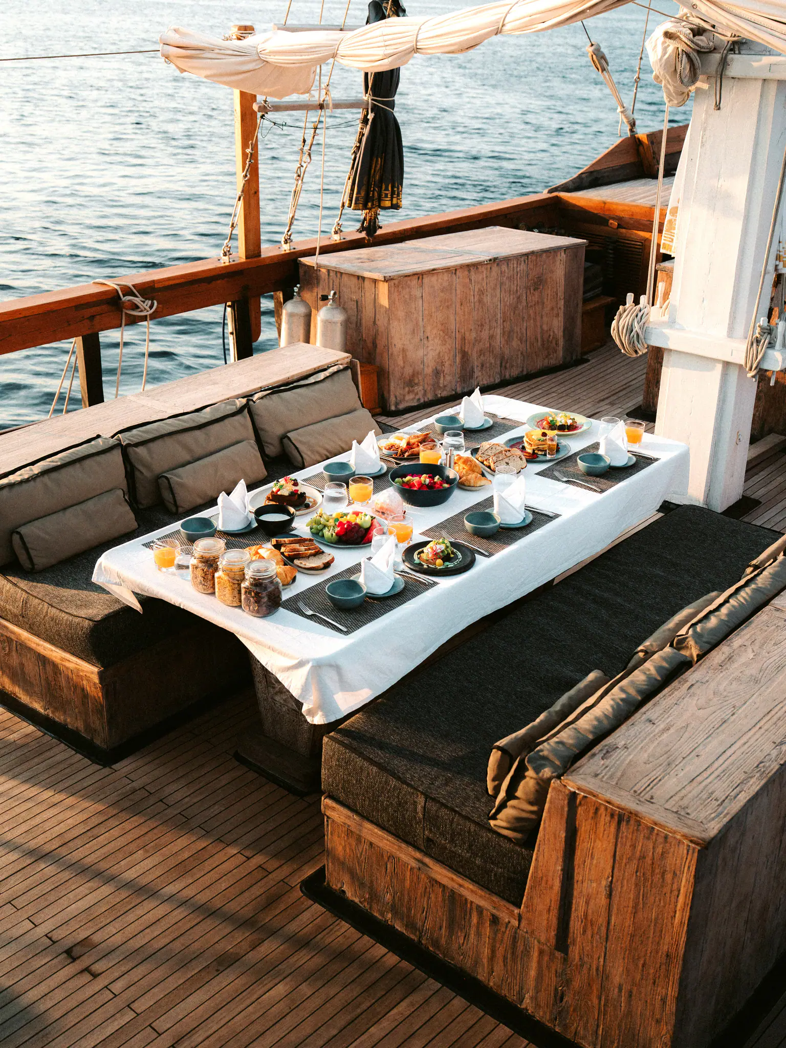 the-oracle-luxury-phinisi-yacht-culinary-experiences-01