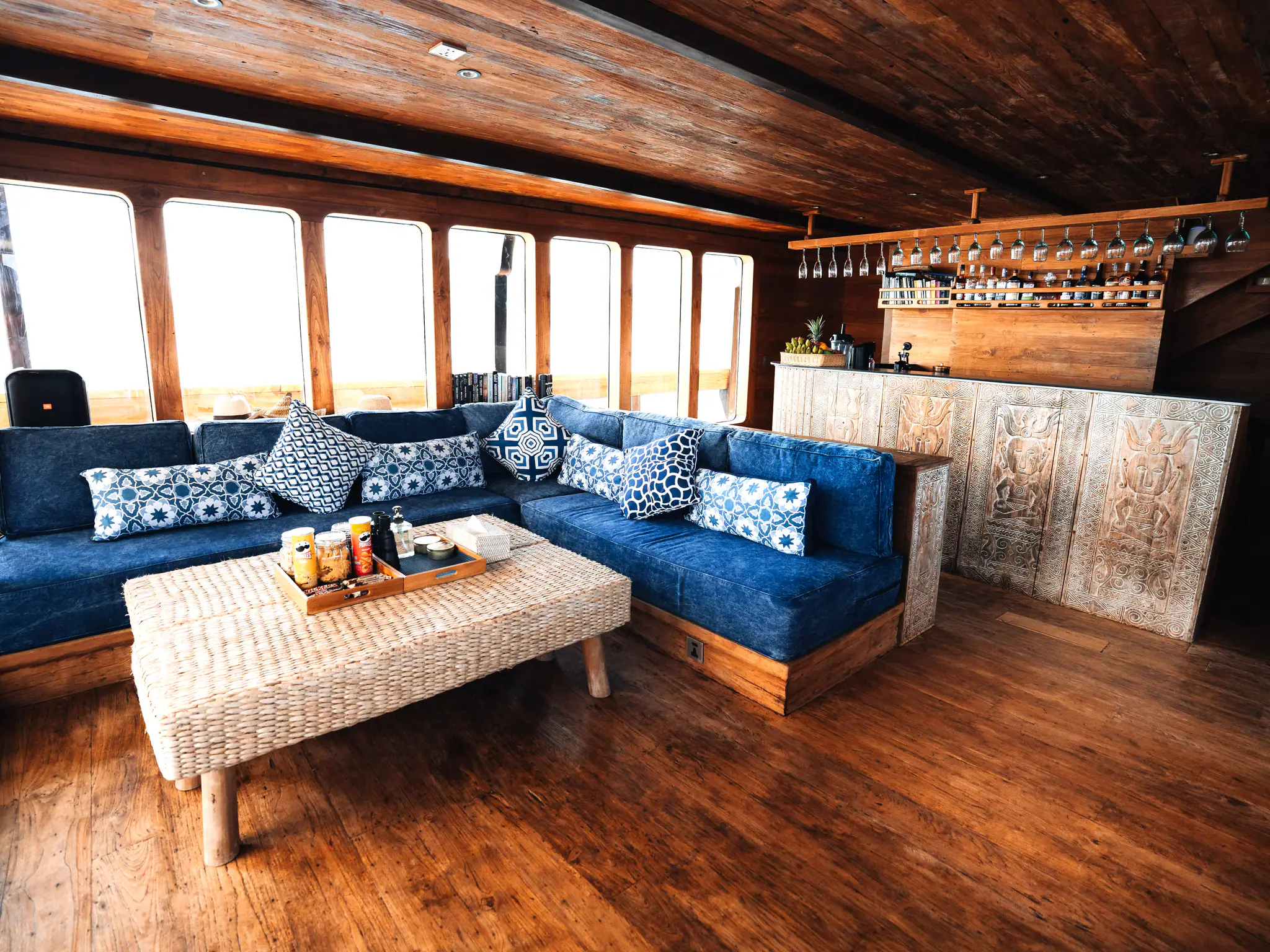the-oracle-luxury-phinisi-yacht-interior-lounge-01