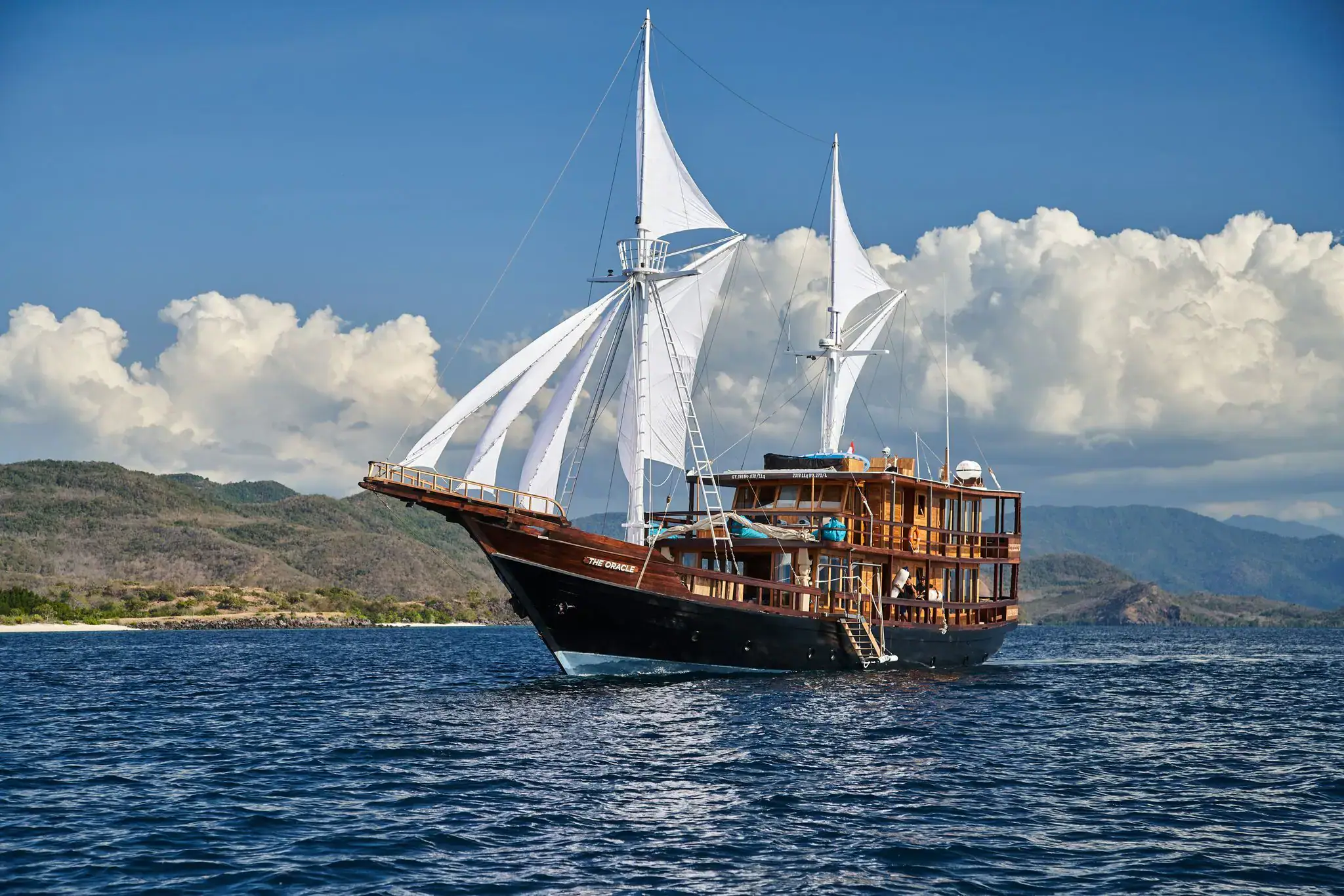 the-oracle-luxury-phinisi-yacht-vessel-02
