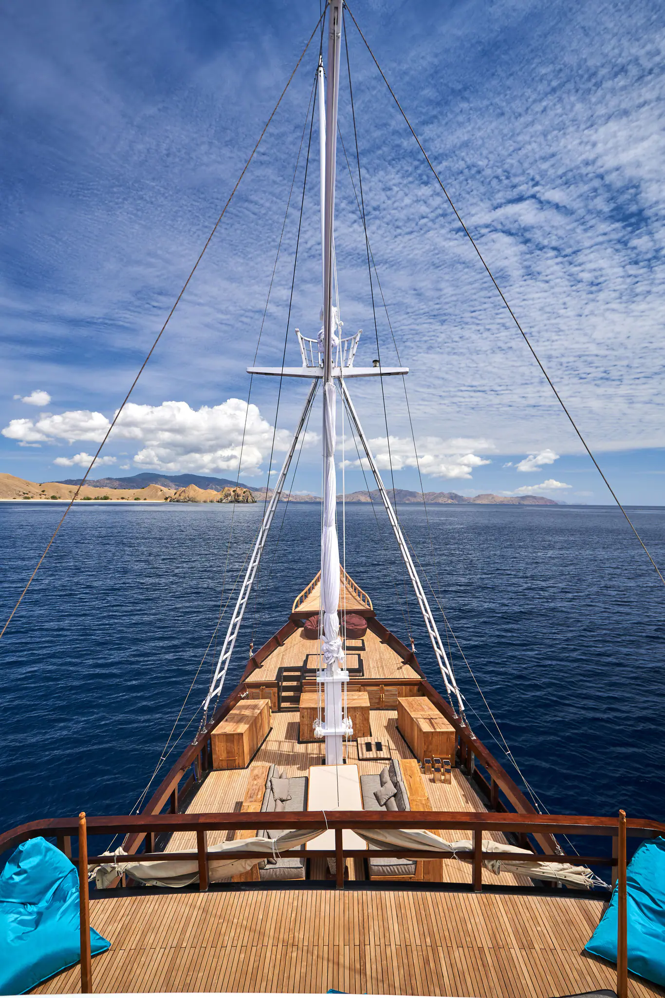 the-oracle-phinisi-yacht-outdoor-deck-area