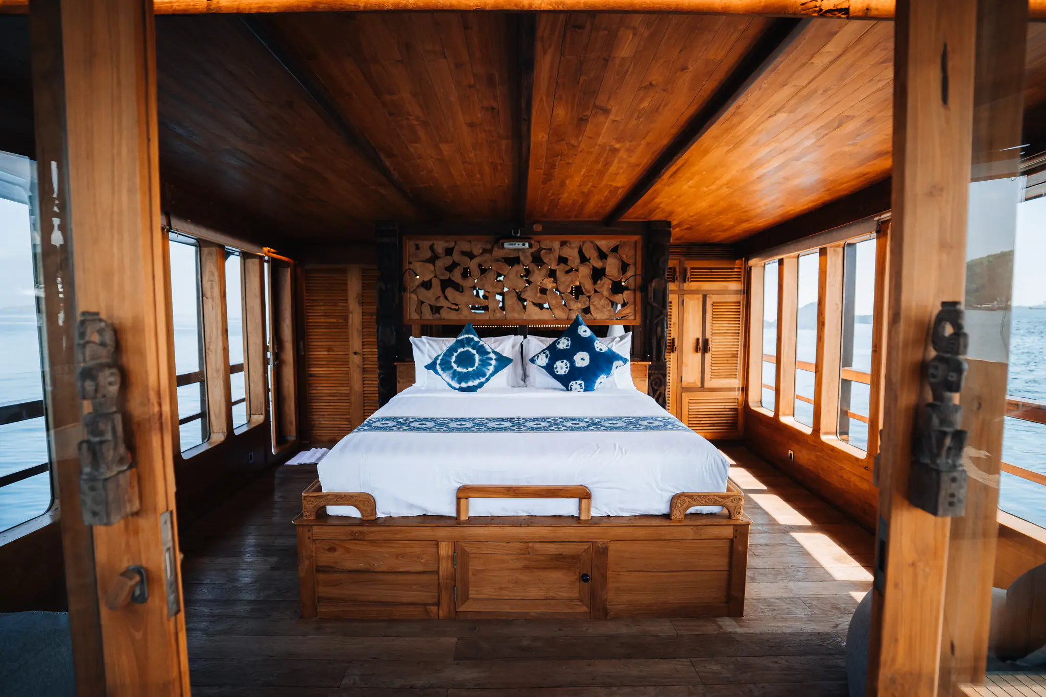 the-oracle-phinisi-yacht-stateroom-01