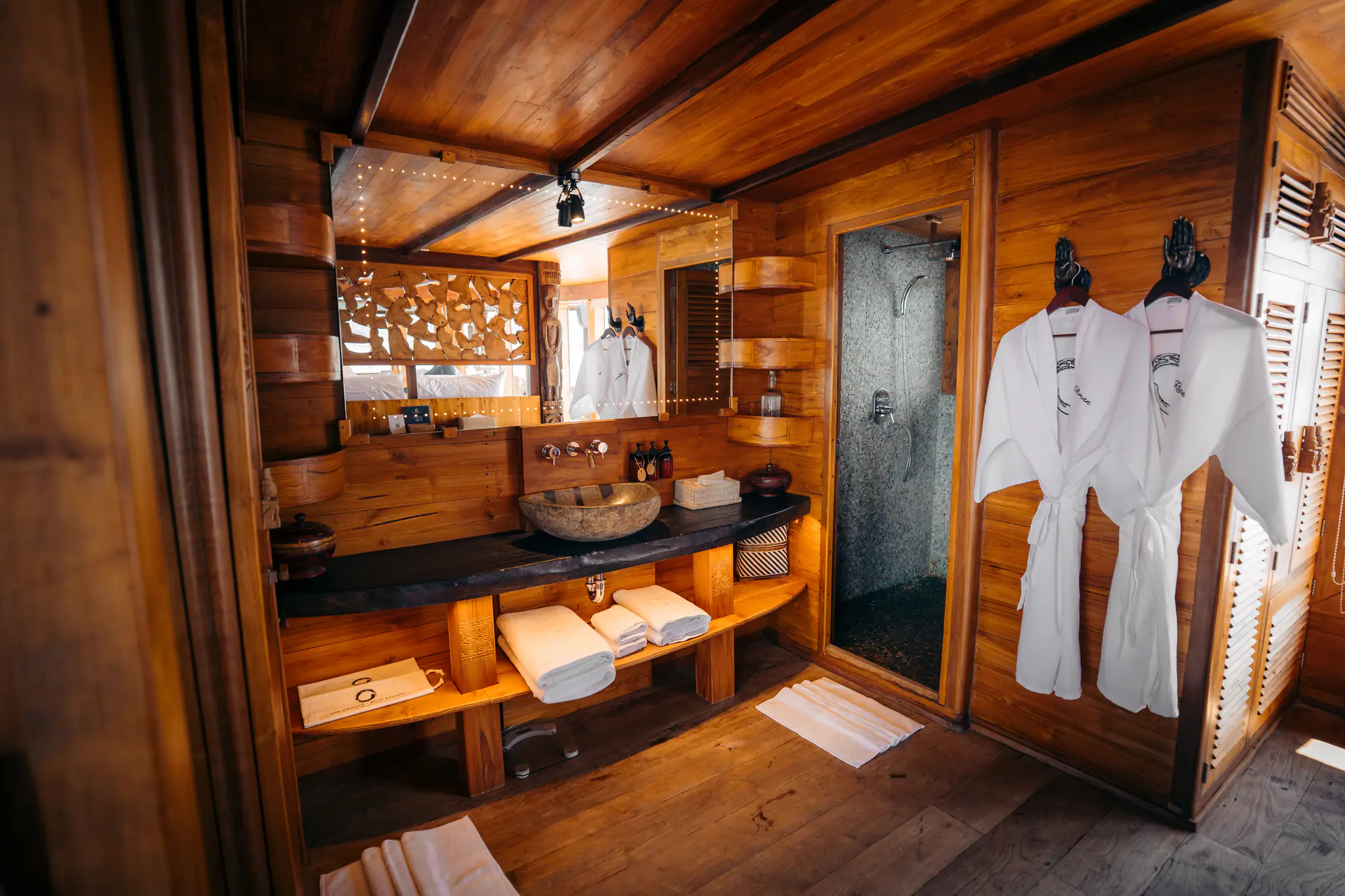 the-oracle-phinisi-yacht-stateroom-03