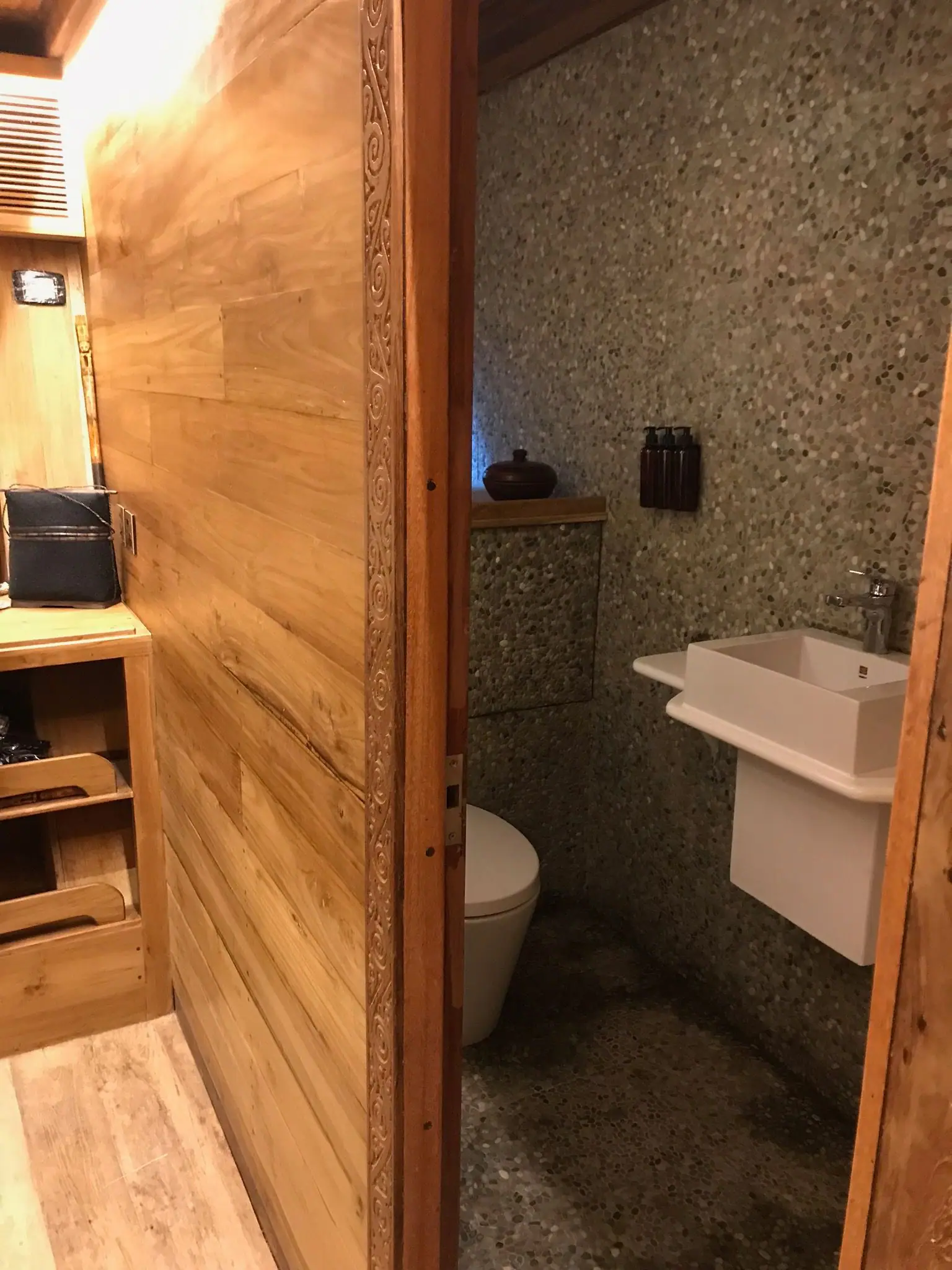 the-oracle-phinisi-yacht-stateroom-01