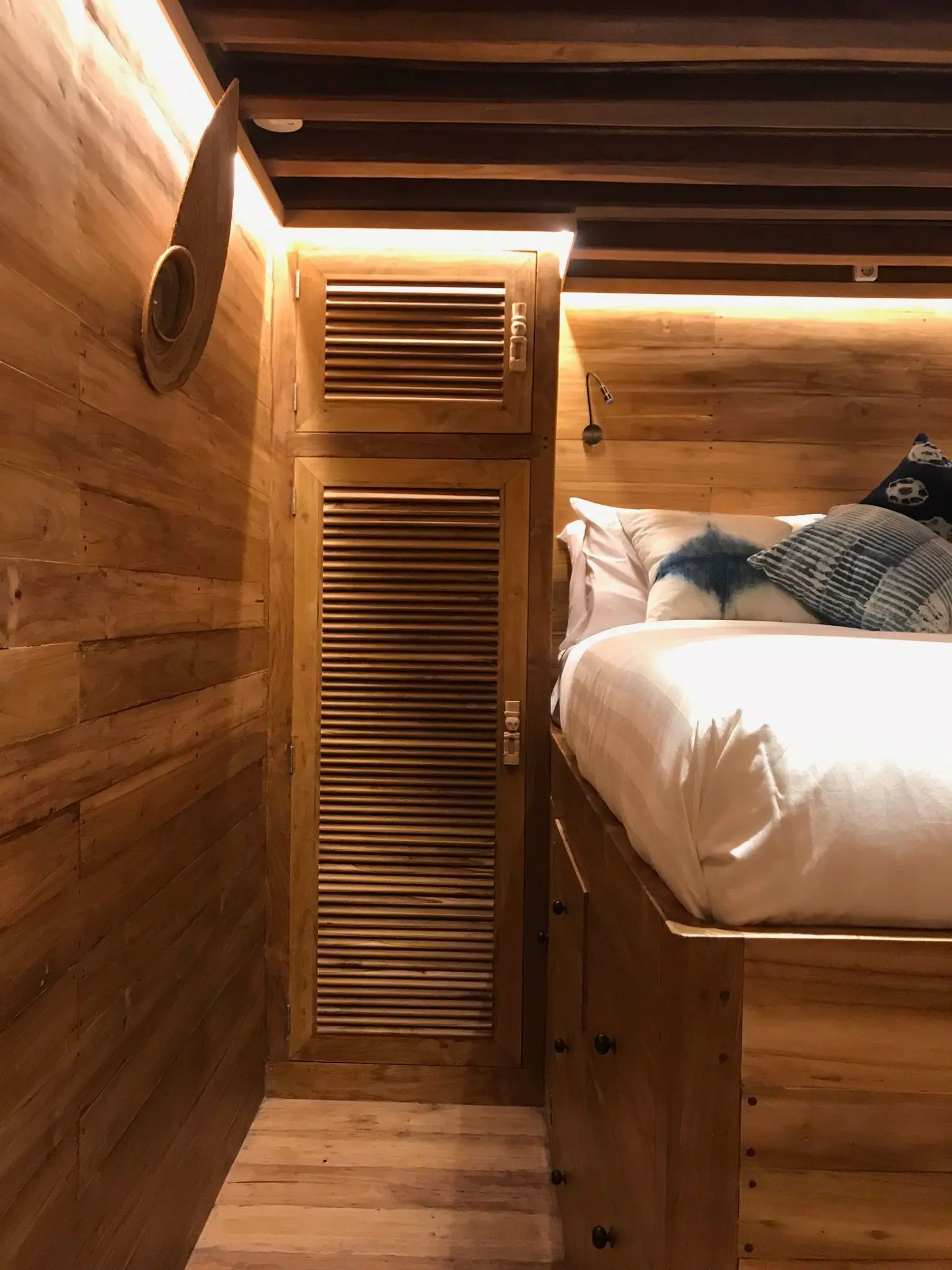 the-oracle-phinisi-yacht-stateroom-01