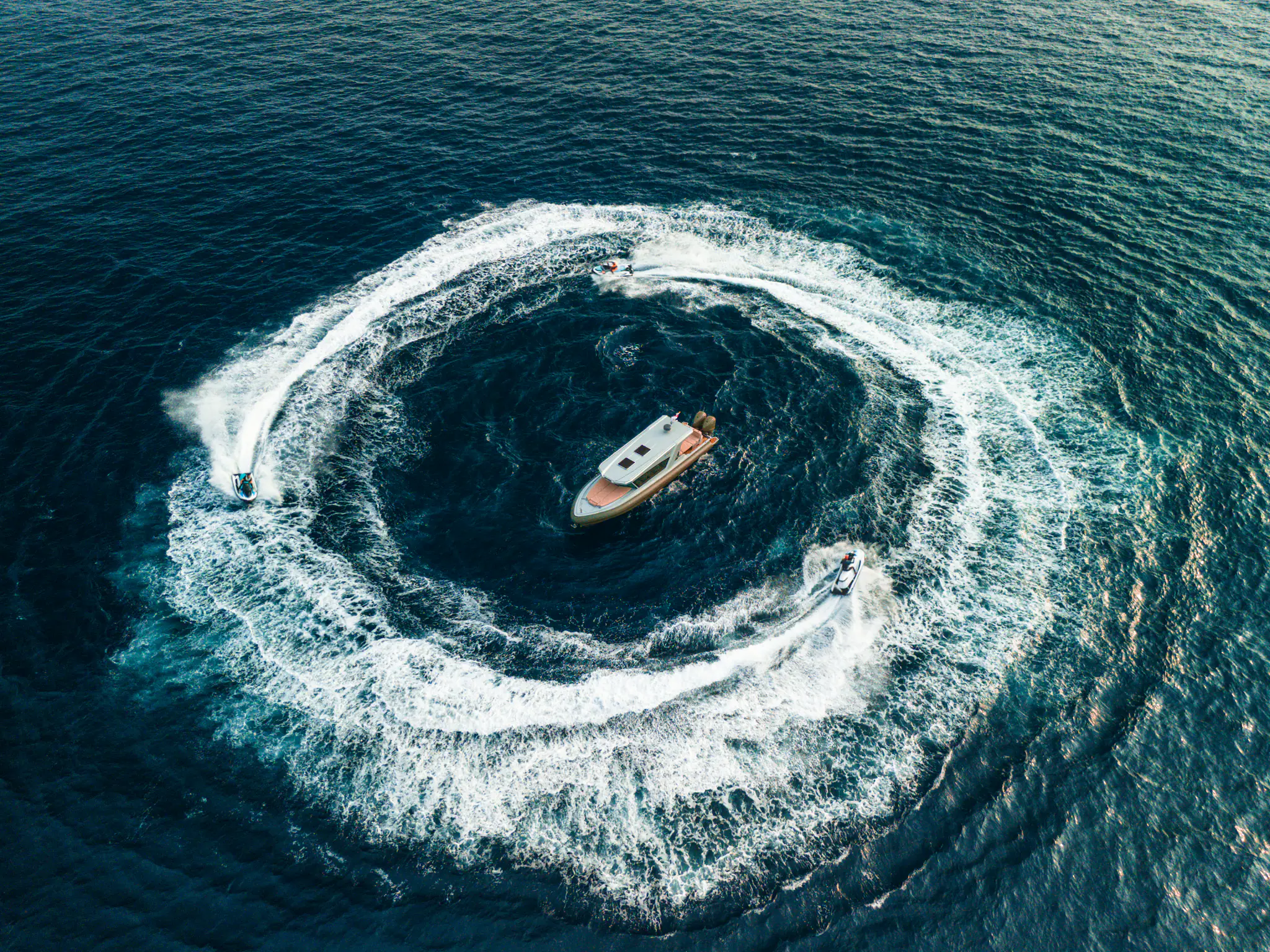 Vela Luxury Phinisi Yacht | Speedboating